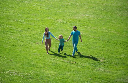 Foto de Arial vista de la madre padre e hijo hijo divirtiéndose al aire libre en el parque de verano - Imagen libre de derechos