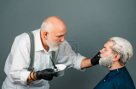 Foto de Hombre pelo de color en la barbería. El proceso de la coloración de hombre de pelo en peluquería peluquería - Imagen libre de derechos