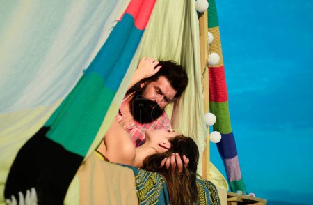 Téléchargez les photos : Couple en tente. Paire en amour câlins et baisers dans le camping. homme heureux femme câlin extérieur - en image libre de droit