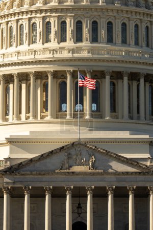 Téléchargez les photos : Vote électoral. Washington DC Capitol détail dôme avec le drapeau américain agitant. Drapeau américain sur fond de ciel. agitant notre drapeau. Jour de l'indépendance. Le 4 juillet - en image libre de droit