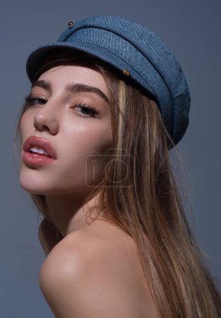 Téléchargez les photos : Belle jeune femme sensuelle en chapeau de mode, portrait en studio rapproché. Beau mannequin, sexy girl face. Mode et beauté - en image libre de droit