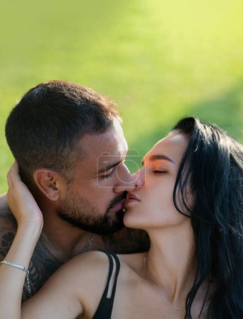 Foto de Pareja enamorada besándose. Un beso apasionado. Momento romántico. Amantes tiernos - Imagen libre de derechos