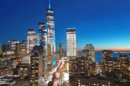 Foto de Nueva York Manhattan al amanecer. Manhattan de noche. NYC Vista aérea nocturna del Midtown Manhattan. skyline de Manhattan con WTC. Monumentos famosos, rascacielos skyline. Tráfico nocturno en la gran ciudad - Imagen libre de derechos