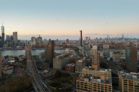Foto de Brooklyn en el centro. Edificios de Brooklyn en Nueva York. Skyline de Nueva York. El horizonte de Manhattan. Brooklyn Bridge en Nueva York, Estados Unidos. Puente de Brooklyn en Nueva York al amanecer - Imagen libre de derechos
