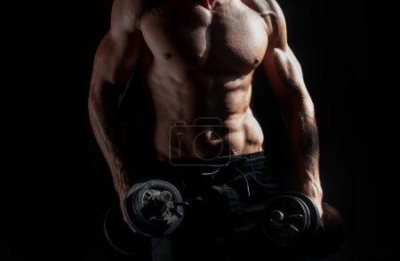 Téléchargez les photos : Musclé homme sexy faire des exercices avec haltère. Homme sportif travaillant sur le noir. Bel homme athlétique avec haltère. bodybuilder fort avec six pack, abdos parfaits, épaules, biceps et poitrine - en image libre de droit