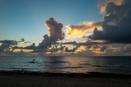 Téléchargez les photos : Coucher de soleil mer. Mer calme avec un ciel couchant à travers les nuages. Méditation océan et fond du ciel. Paysage marin tranquille. Horizon sur l'eau de mer au coucher du soleil. Mer calme avec coucher de soleil - en image libre de droit