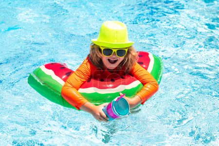 Téléchargez les photos : Enfant jouant en eau bleue avec anneau de natation. Vacances d'été amusant. Enfant mignon dans la piscine - en image libre de droit