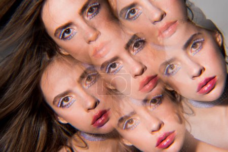 Ein Mädchengesicht in einem Kaleidoskop mit Spiegelungen. Zeitgenössische Kunst. Modernes Design. Kaleidoskopform von Gesichtern. Kunstporträt mit Spiegeln. Konzeptfoto