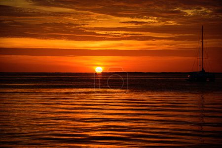 Téléchargez les photos : Bateaux au coucher du soleil. Yacht océanique naviguant sur l'eau. Bateau sur la mer - en image libre de droit
