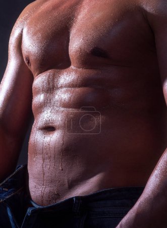 Foto de Tipo con una figura atlética, con un torso desnudo - Imagen libre de derechos