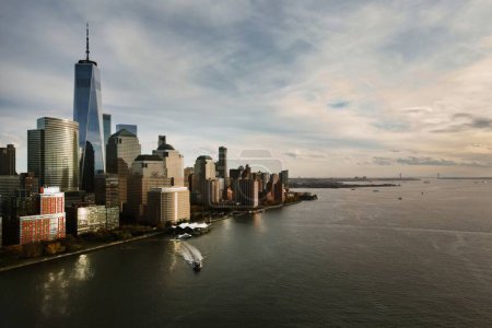 Foto de Ciudad de Nueva York skyline de Jersey sobre el río Hudson con los rascacielos. Manhattan, Midtown, Nueva York, EE.UU. Distrito financiero Ciudad de Nueva York skyline con edificios, torres de Nueva York. Vista aérea del horizonte de Nueva York - Imagen libre de derechos