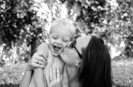 Téléchargez les photos : Joyeux enfant fils câlin maman. Famille mère et garçon souriant et câlin - en image libre de droit