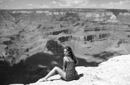 Foto de Concepto de viaje y aventura. Estados Unidos viajando. Mujer en el Gran Cañón Americano. Un hito en el Gran Cañón. Arizona paisajes - Imagen libre de derechos
