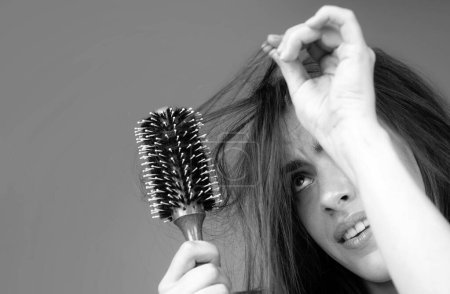 Foto de Mujer triste mirando el cabello dañado, el problema de la pérdida de cabello. Estudio aislado retrato, espacio de copia - Imagen libre de derechos