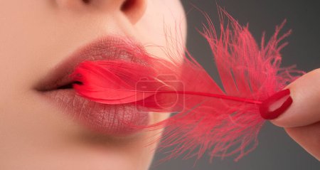 Téléchargez les photos : Gros plan des lèvres saines de la femme. Injections de cosmétologie. Du plastique beauté. Augmentation des lèvres - en image libre de droit