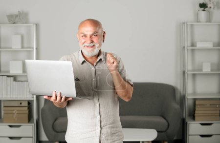 Homme d'affaires mûr d'âge moyen utilisant un ordinateur portable travaillant sur ordinateur. Vieille femme d'affaires interviewant candidat à distance, poste de travail senior en ligne. Vieil homme à la maison en utilisant un ordinateur portable