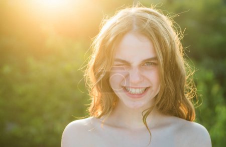 Téléchargez les photos : Portrait d'adolescent souriant avec maquillage nu naturel. Portrait de beauté d'un beau modèle féminin souriant. Sourire naturel - en image libre de droit