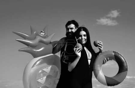Téléchargez les photos : Couple vacances d'été. Concept d'été. Homme et femme avec matelas gonflable. Amateurs sexy en maillot de bain sur la mer - en image libre de droit