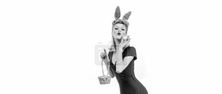 Téléchargez les photos : Bannière de Pâques avec lapin femme. Épinglez Pâques. Belle femme en costume de lapin. Femme heureuse se préparant pour Pâques - en image libre de droit