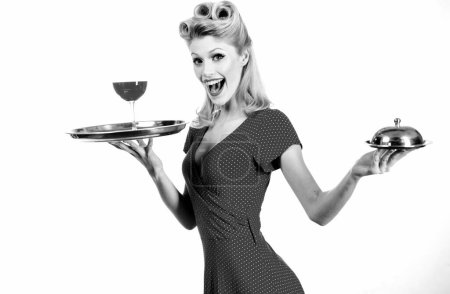 Téléchargez les photos : Concept de service restaurant. Serveur fille pin up avec vin et plateau de service - en image libre de droit