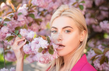 Foto de Moda de primavera. La lengua. Mujer de flor - Imagen libre de derechos