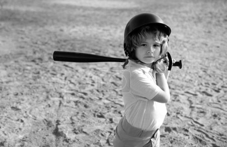 Téléchargez les photos : Petit garçon posant avec une batte de baseball. Portrait d'un enfant jouant au baseball - en image libre de droit