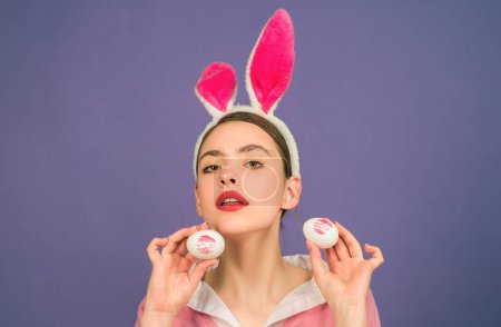 Feliz Pascua. Lápiz labial beso huella en huevo de Pascua. Caza de huevos. Labios y Pascua, impresión de beso de lápiz labial en huevo de Pascua
