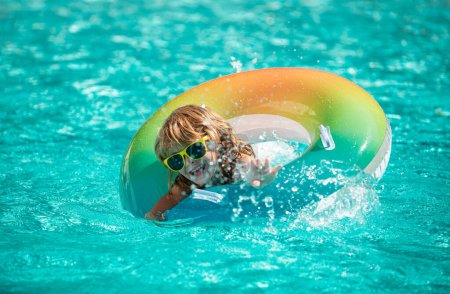 Foto de Piscina para niños. Un chico en Aquapark. Fin de semana. Vacaciones de verano - Imagen libre de derechos