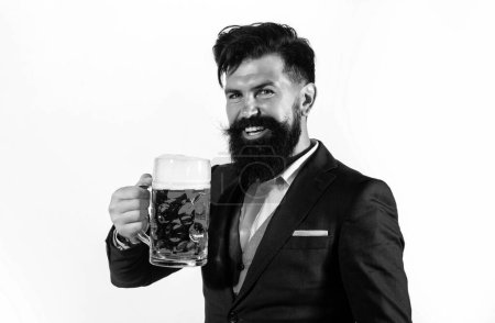Foto de Feliz hombre elegante bebiendo cerveza. Cerveza feliz sosteniendo vaso con cerveza - Imagen libre de derechos