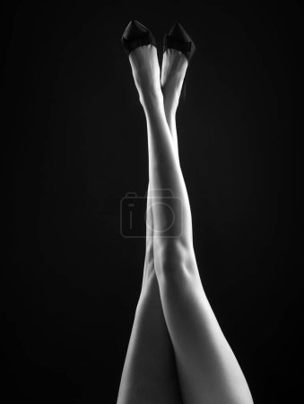 Foto de Mujer sexy piernas delgadas. Estilo de oficina. Chica seductora pie - Imagen libre de derechos