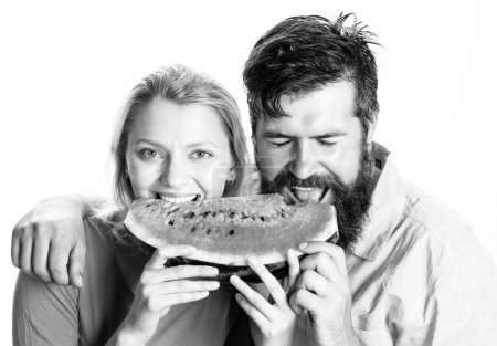 Téléchargez les photos : Amateurs de couple drôle mangeant pastèque, gros plan visage. isolé sur fond blanc. Couple joyeux tenant des tranches de pastèque - en image libre de droit
