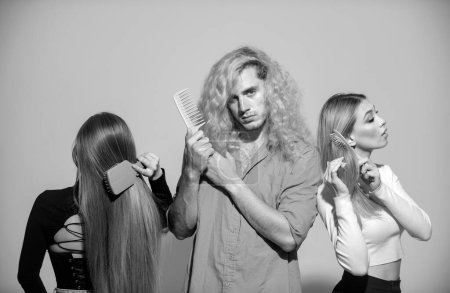 Cuidado del cabello. Grupo Cabello cepillado con cepillo. Retrato de mujer y hombre cepillado pelo largo y saludable con cepillo de pelo. Mujeres y hombres corte de pelo