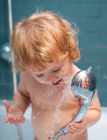 Téléchargez les photos : Douche d'enfant. Bains de bébé dans un bain avec mousse et bulles de savon - en image libre de droit