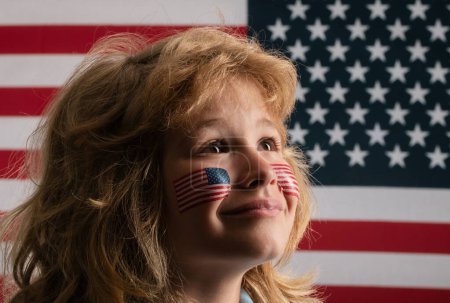 Téléchargez les photos : Petit patriote américain. Jour de l'indépendance 4 juillet. Enfant avec drapeau américain. Drapeau américain sur la joue des enfants. Visage drôle d'enfants - en image libre de droit