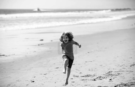 Enfant garçon courir et sauter en été plage de sable