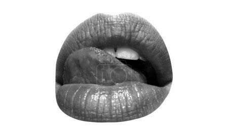 Téléchargez les photos : Gros plan de la bouche de la femme avec lèvres rouges léchant. Bouche, langue sexy - en image libre de droit