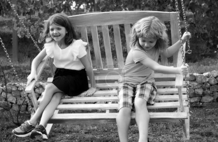 Foto de Hermano y hermana jugando afuera. Un niño y una niña trabajando en el jardín. Dos niños felices en el parque de verano. Concepto de vacaciones de verano para niños. Amistad de niños - Imagen libre de derechos