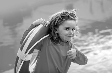 Foto de Un chico de guardia. Niño divertido en la playa - Imagen libre de derechos