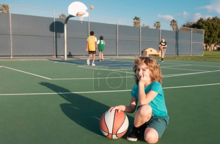 Foto de Niños jugando baloncesto. Niño niño deporte actividad - Imagen libre de derechos
