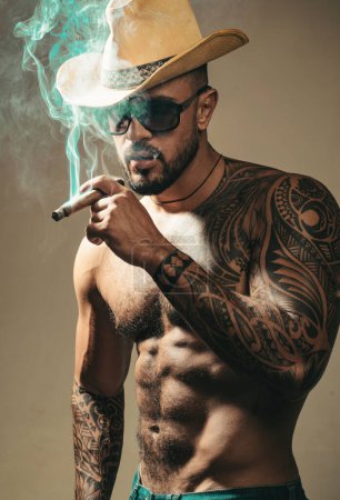 Männer mit Zigarren. Mann mit Brille blickt in die Kamera und raucht kubanische Zigarre. Konzept für elitäre Zigarrengeschäfte