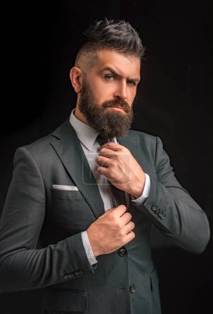 Foto de Moda de pajarita. Hombre barbudo con traje gris oscuro. Hombre de traje clásico, camisa y corbata. Modelo de hombre rico. Trajes clásicos de lujo, moda - Imagen libre de derechos