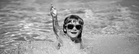 Téléchargez les photos : Happy kid having fun in swimming pool. Banner for header, copy space. Poster for web design - en image libre de droit