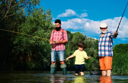 Familienangeln. Junge mit Vater und Großvater fliegen im Freien über Flusshintergrund. Alt und Jung. Vater und Sohn angeln