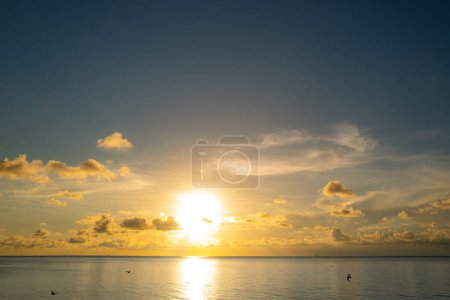Foto de Puesta de sol en el mar. Océano playa amanecer con cielo nublado calma - Imagen libre de derechos