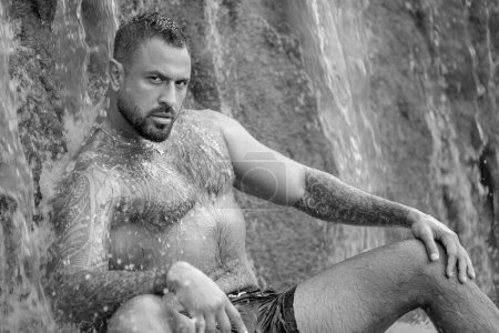 Téléchargez les photos : Portrait d'un homme sexy avec corps musclé nu - en image libre de droit