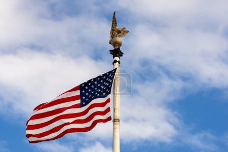 Téléchargez les photos : Président Day. Agitant le drapeau américain. Célébration du 4 juillet. agitant le drapeau américain - en image libre de droit