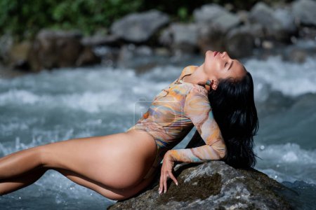 Foto de Hermoso modelo de bikini salpicando agua. Verano belleza sexy mujer retrato al aire libre - Imagen libre de derechos