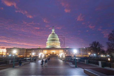 Téléchargez les photos : Bâtiment du Capitole. Capitole national américain à Washington, DC. Point de repère américain. Photo de Capitol Hill la nuit - en image libre de droit