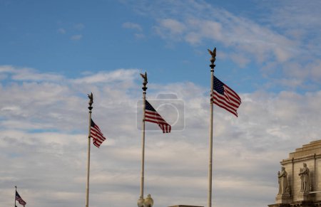 Téléchargez les photos : Drapeau américain sur fond de ciel. agitant notre drapeau. Jour de l'indépendance. Le 4 juillet - en image libre de droit