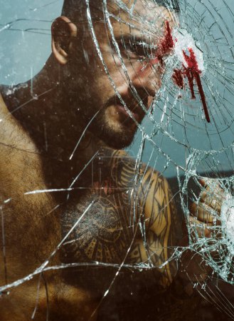 Foto de Fuerte hombre enojado cerca del cristal roto después del accidente. Concepto de fuerza e ira. Sangre - Imagen libre de derechos